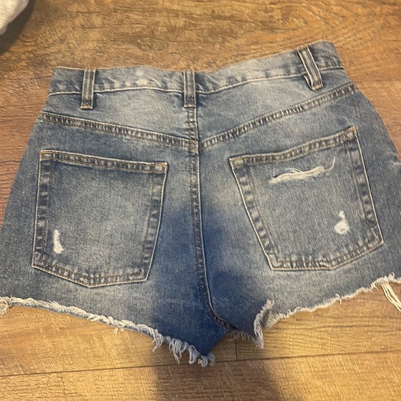 A blue Jean short - Picture 2 of 2